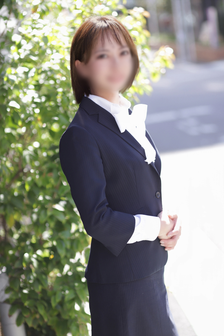 R子(33) T162 B84(C) W58 H86